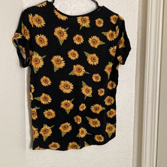 Rue 21 Favorite V-Neck Tee Small Sunflower with Small Pocket - Picture 3 of 3